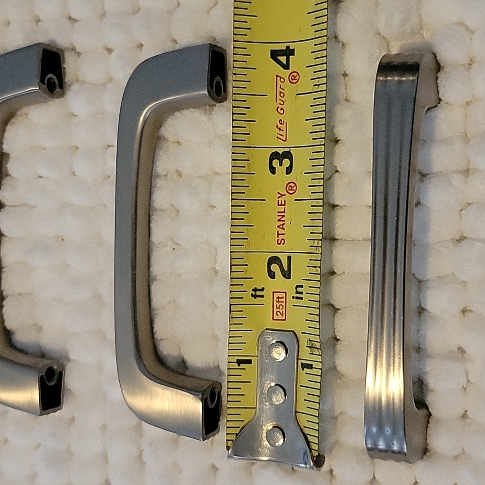 11 knobs and 5 pulls - Picture 3 of 4